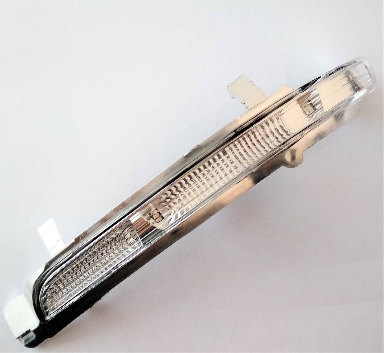 

Левый сигнал поворота (повторитель) в зеркале Шкода Октавия А5 Суперб после 2008 3T0949101