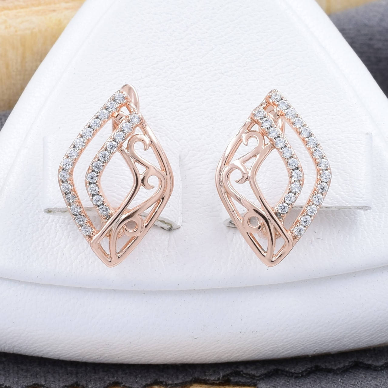 

Серьги Xuping 31064 размер 18х12 мм белые фианиты вес 2.0 г позолота РО