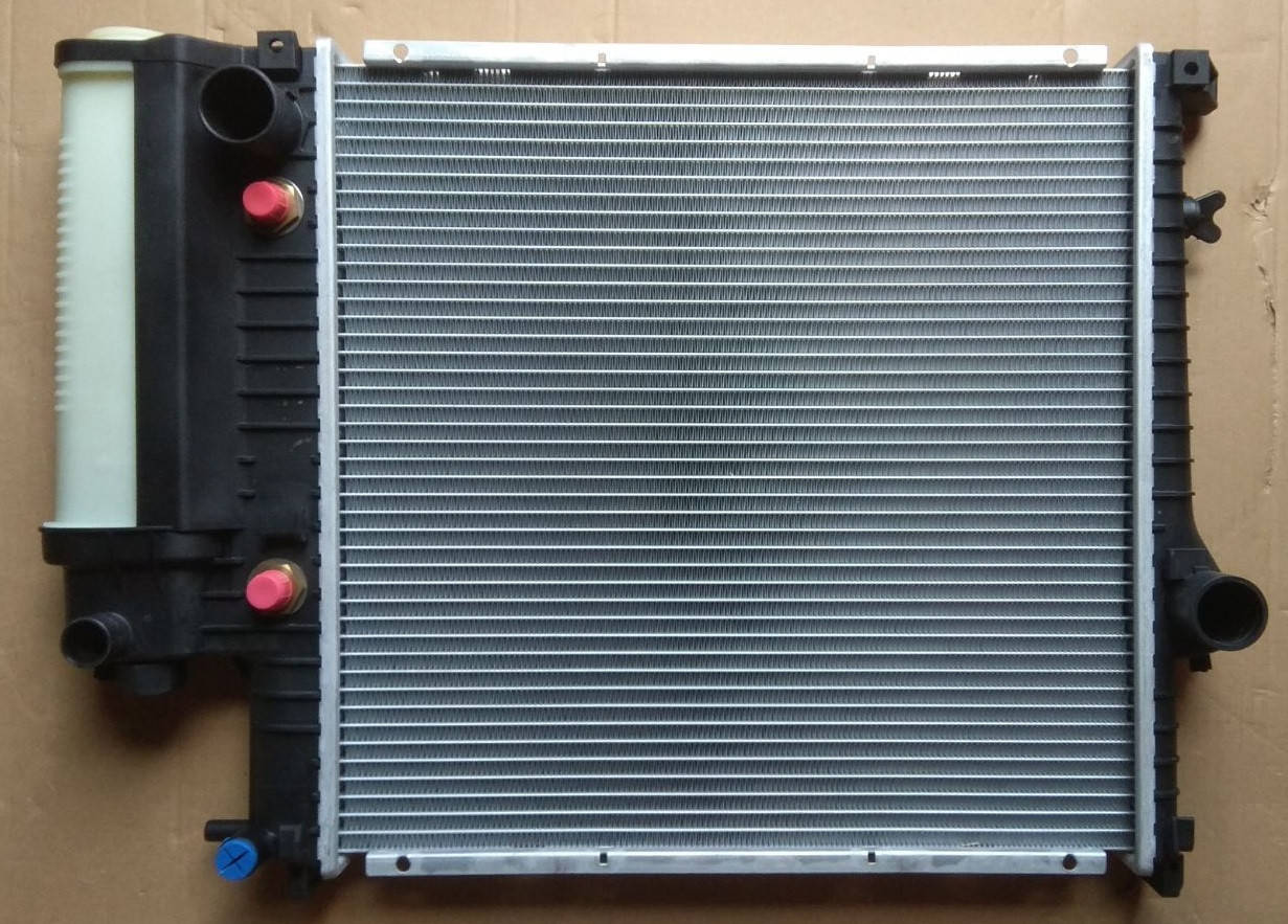 

Радиатор BMW E30 316i-318i 87-91 AKП АС+ плоские соты 440*440