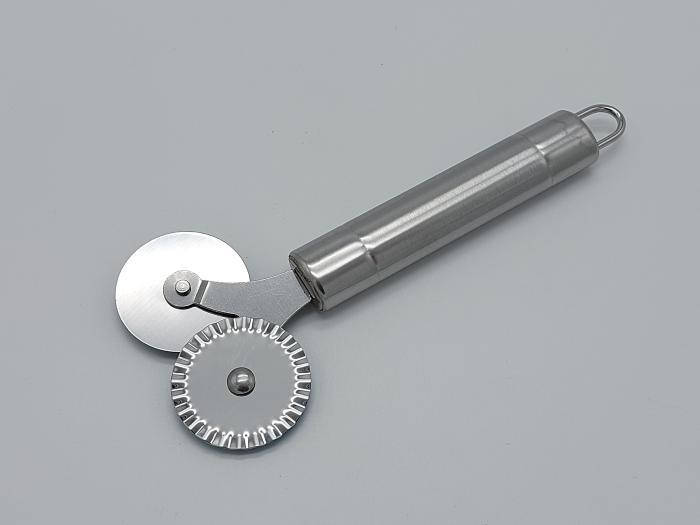 

Нож для пиццы и теста двойной с металлической ручкой Колесо кулинарное для нарезки теста и чебуреков L 17 cm