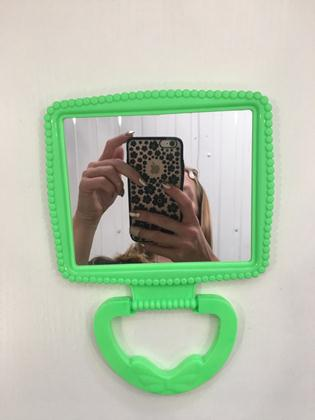 

Зеркало настольное (подвесное) в пластмассовой оправе зеленое