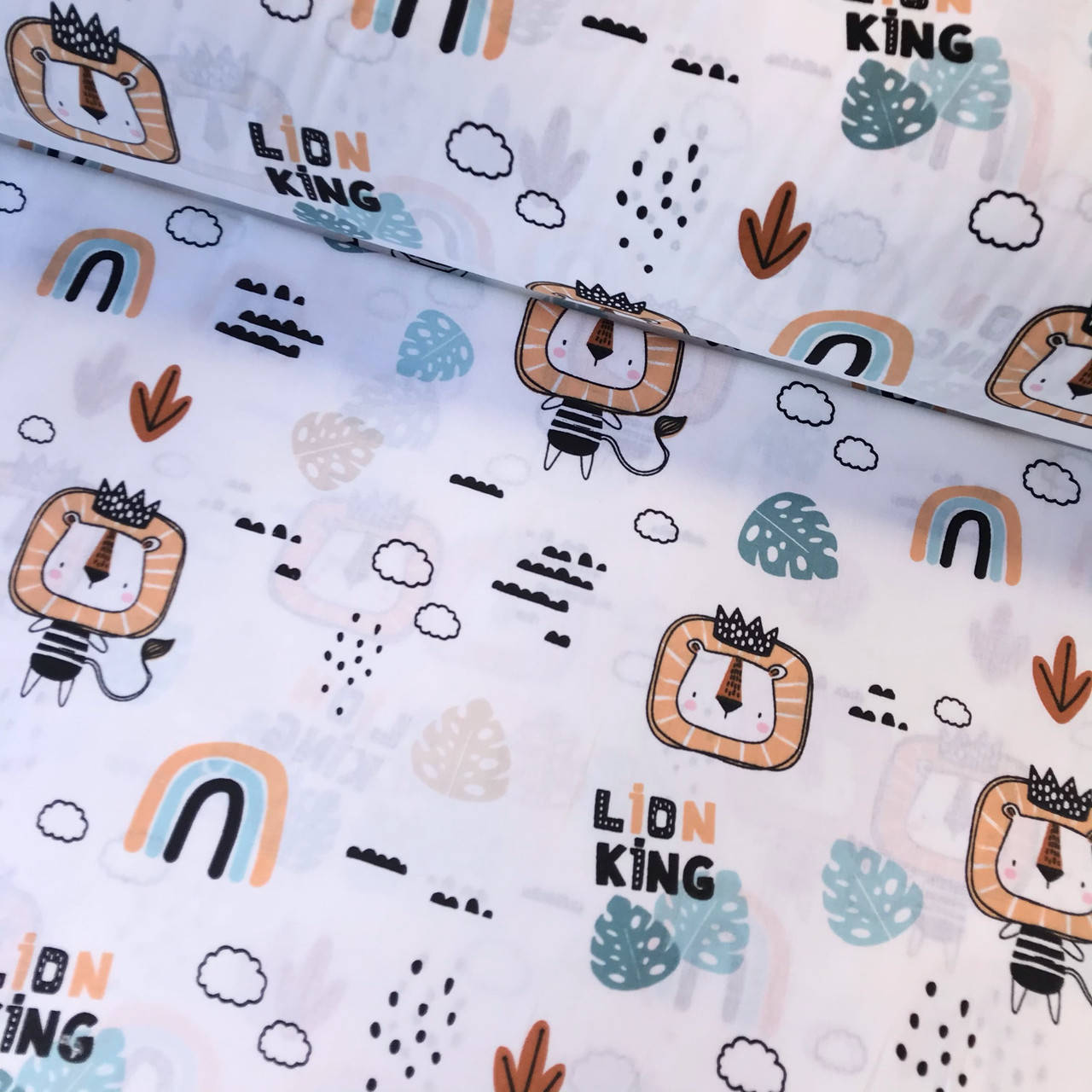 

Ткань поплин нарисованные львы с короной "lion king" в черно-оранж тонах на бел(ТУРЦИЯ шир. 2,4 м) (R-T-0563)