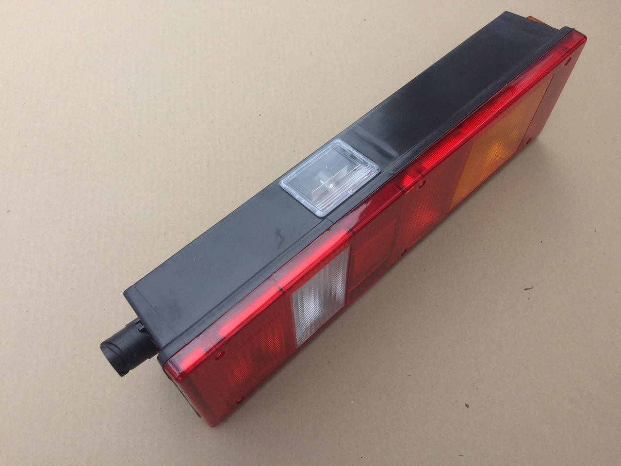 

Фонарь МАЗ, КАМАЗ (ЕВРО) RVI, SCANIA задний левый с боковым штекером 24В 7472.3716