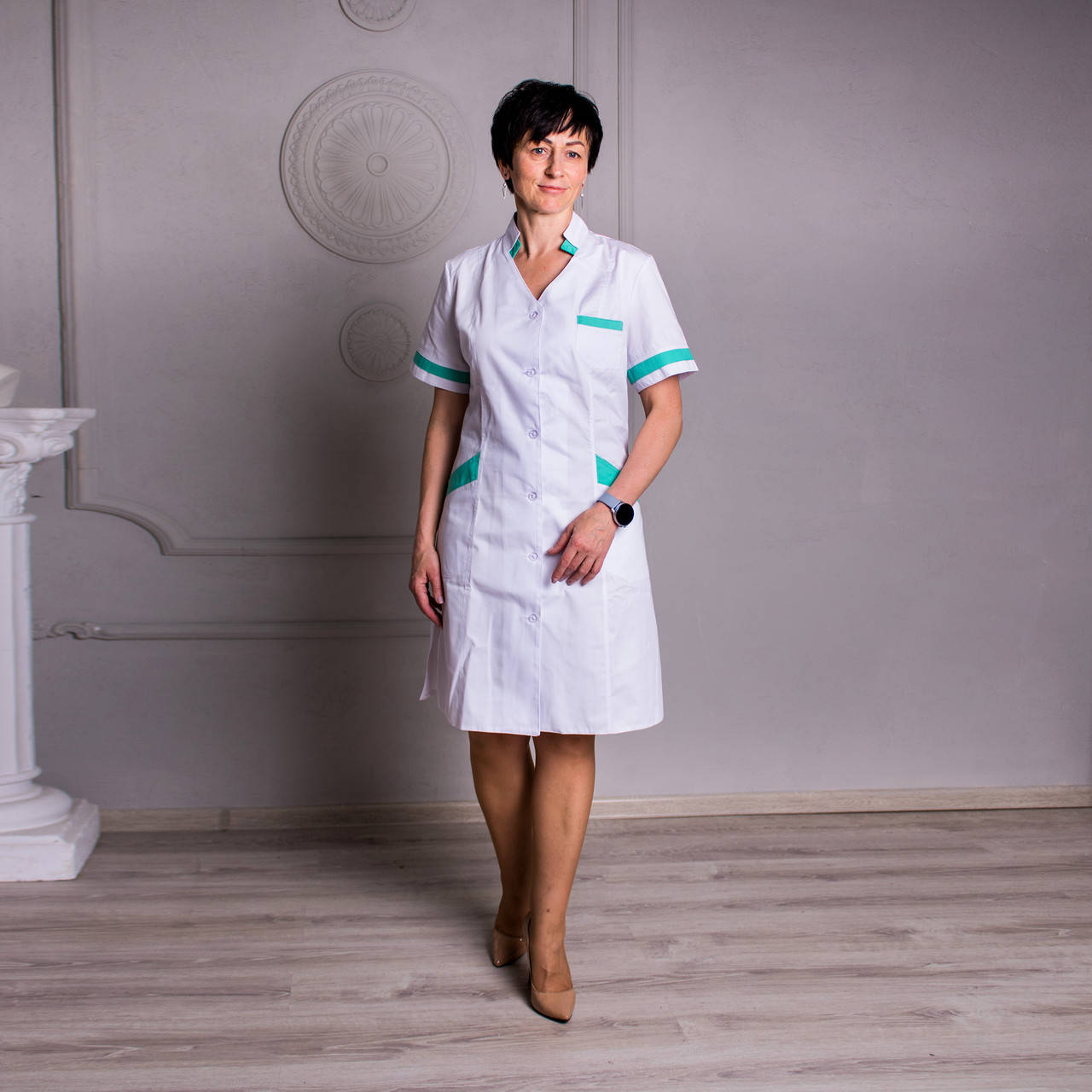 

Женский медицинский халат Анна с карманами белый с зелеными вставками 46