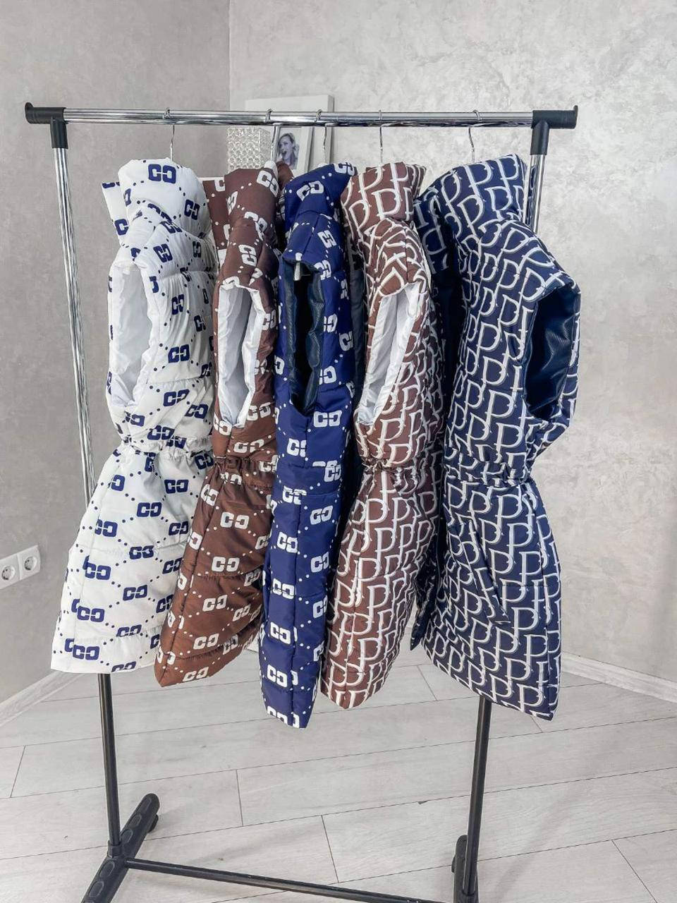 

Детская жилетка. Цвет - принт "Гуччи " беж, белый, синий, принт "Диор" беж, белый, синий.