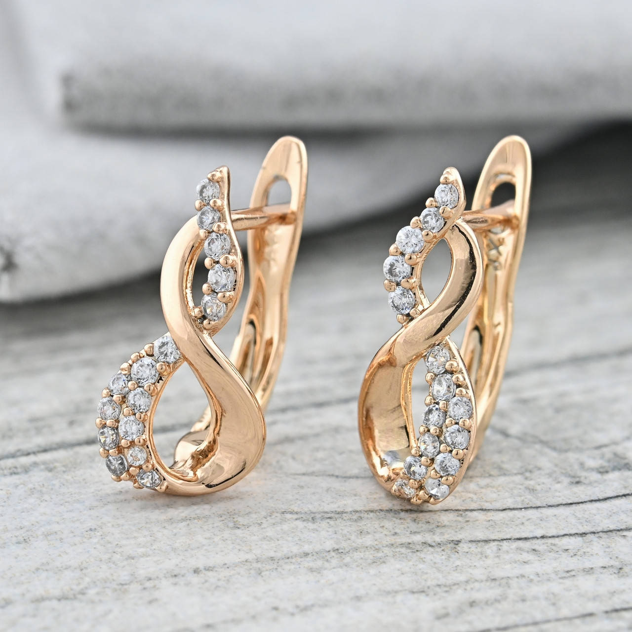

Серьги Xuping 37294 размер 16х8 мм белые фианиты вес 2.1 г позолота 18К