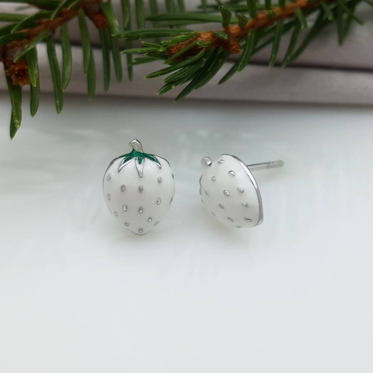 

Серьги Клубничка с белой и зеленой эмалью, медсталь Xuping