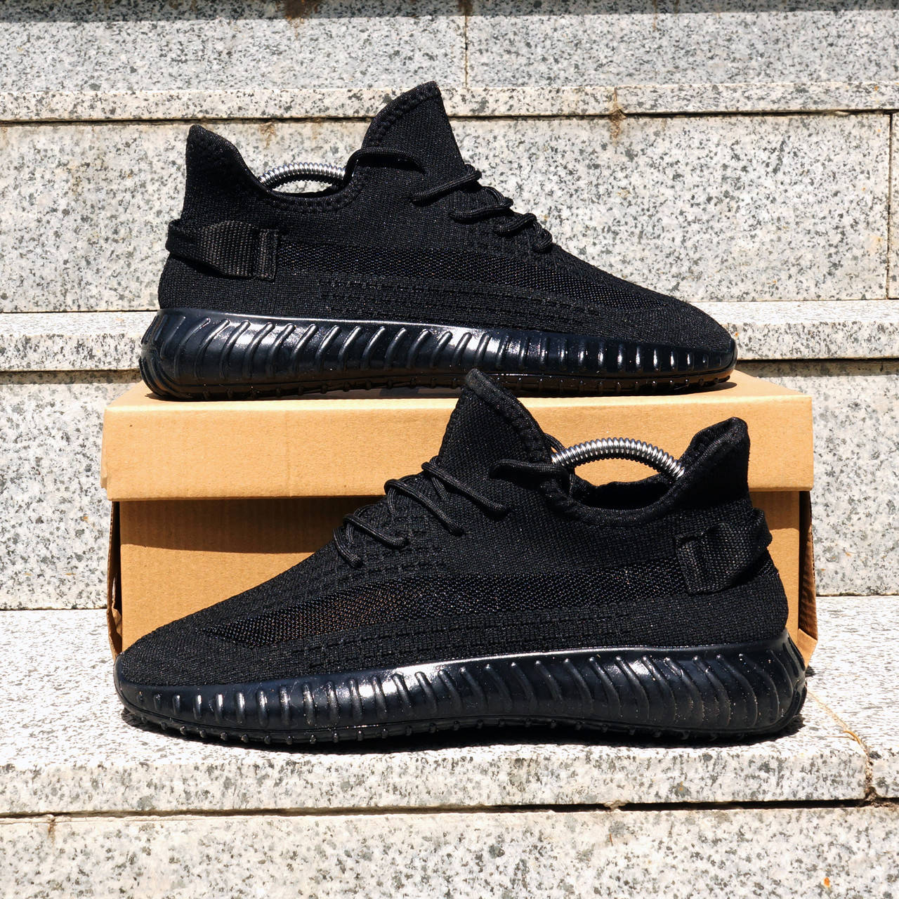 

Мужские кроссовки в стиле Adidas Yeezy Boost 350 черные 41 26.5 см, Черный
