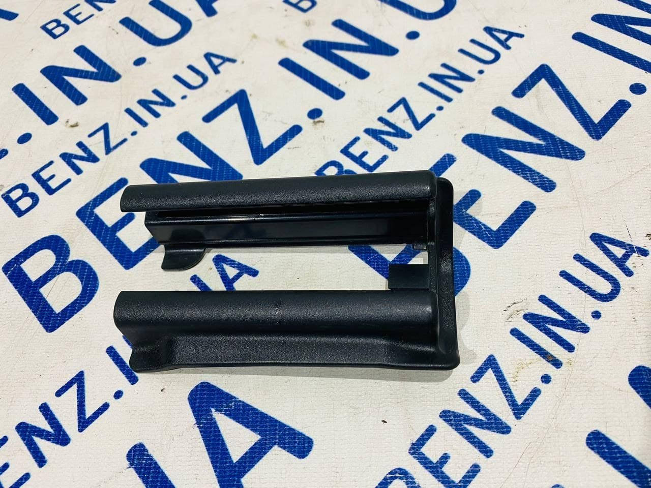 

Отделка лыжи переднего левого сидения сзади Mercedes W204 A2049190720