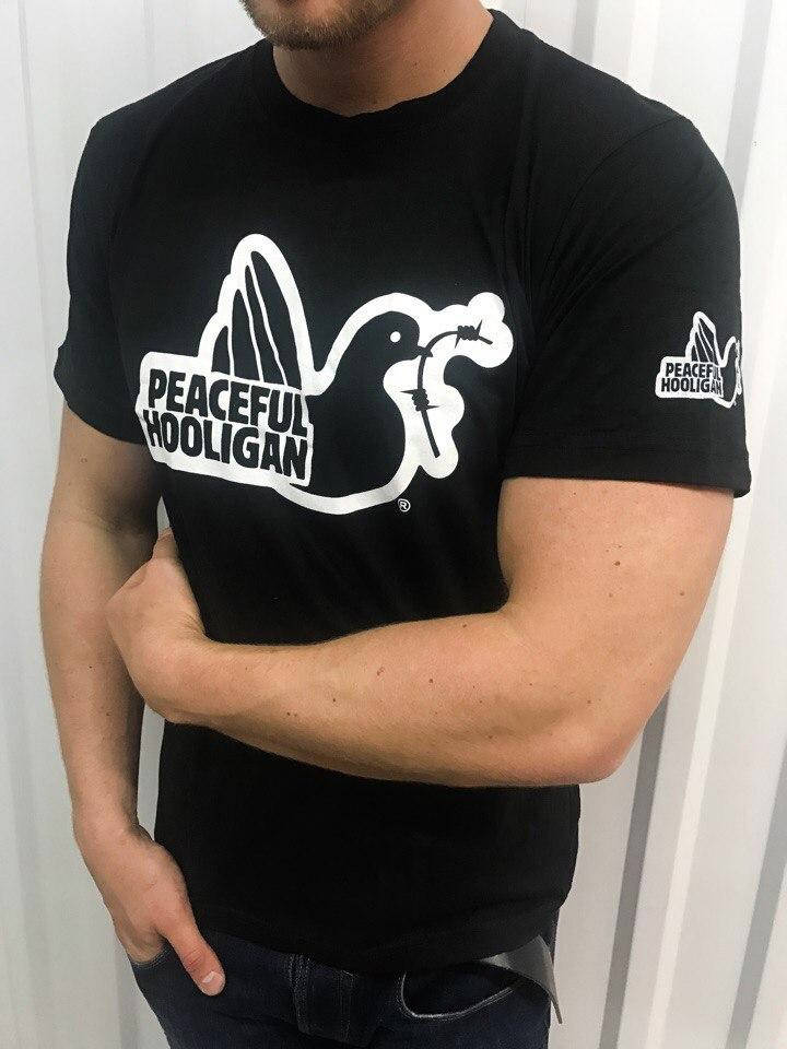 

Черная стильная футболка с белым логотипом Peaceful Hooligan