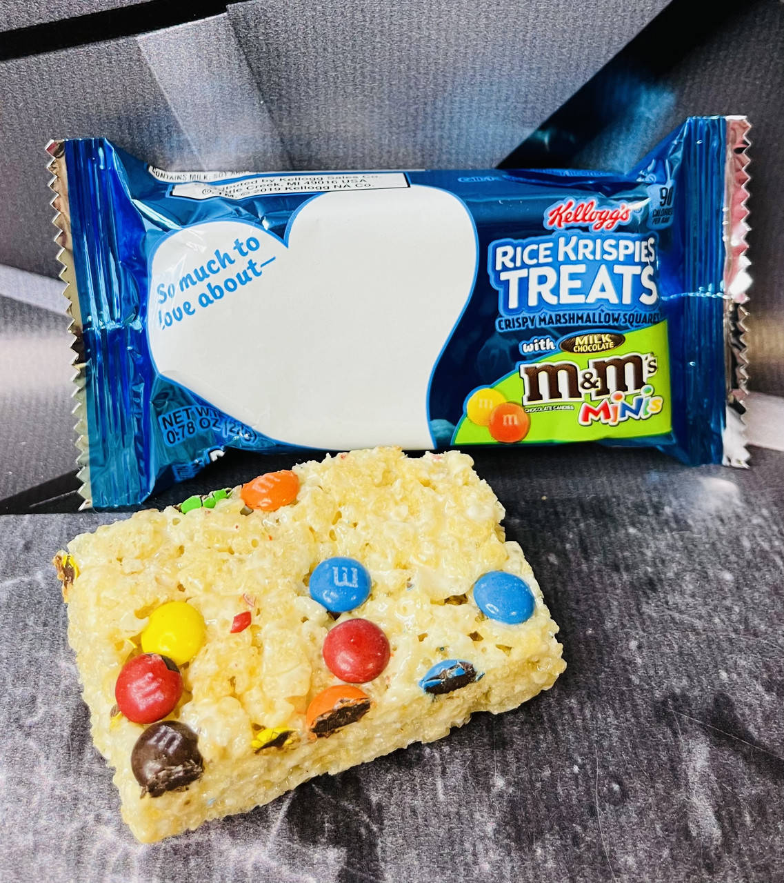 

Батончик з рисових пафсів та M&M's Kellogg's Rice Krispies