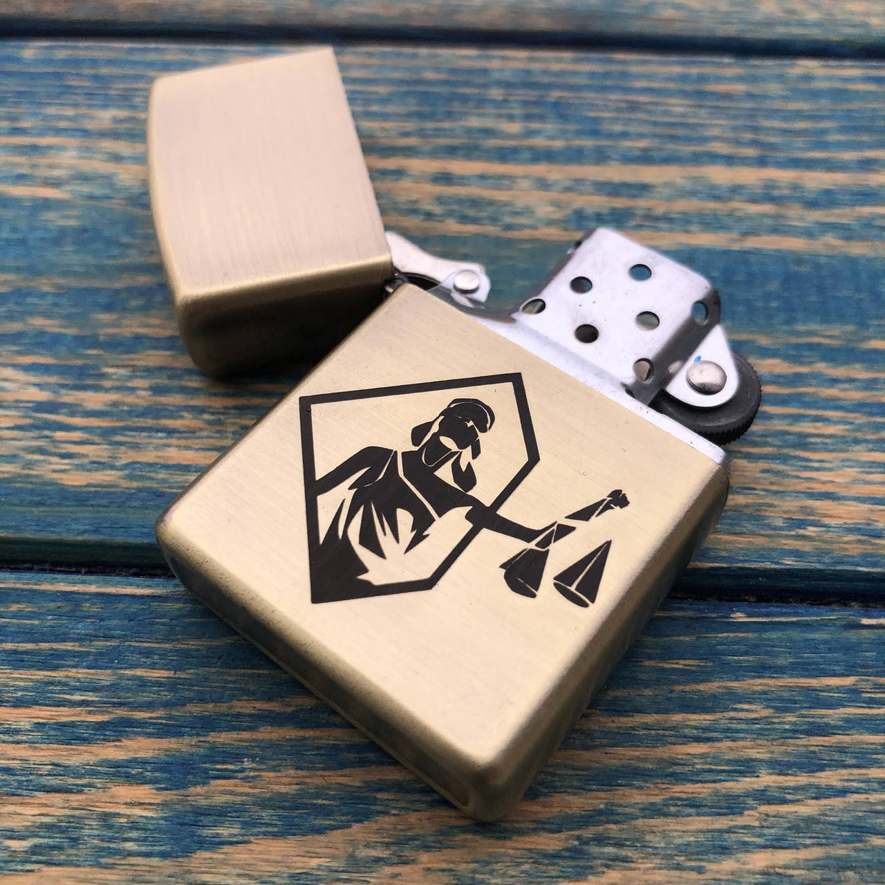 

Бензиновая зажигалка с гравировкой на заказ. Золото