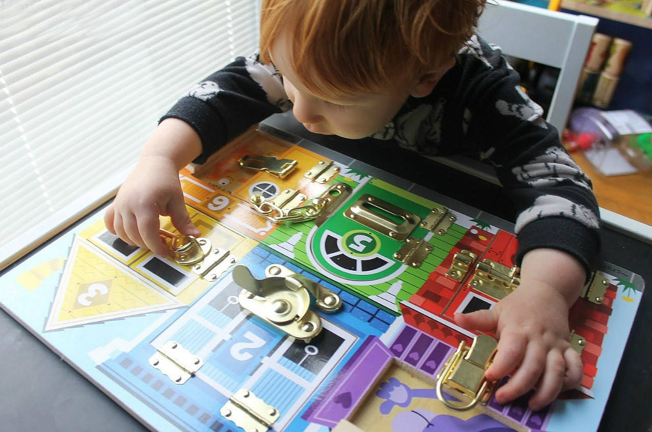 

Деревянная доска с задвижками, Melissa&Doug