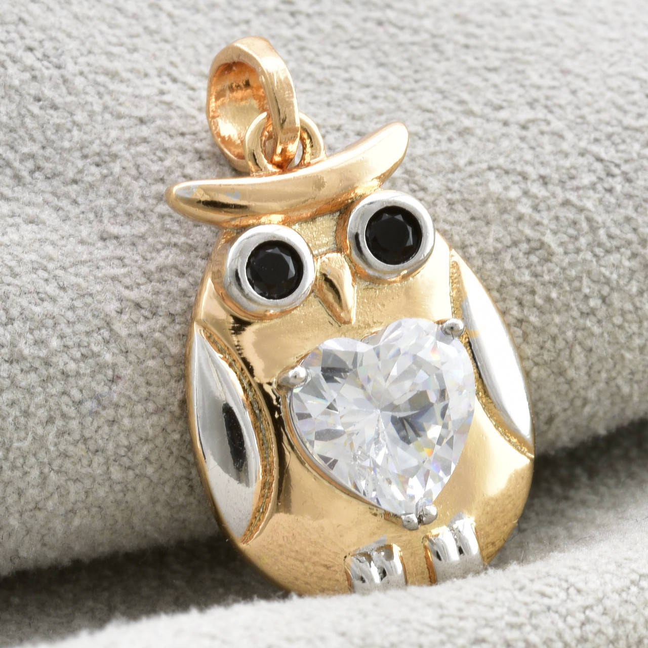 

Кулон Xuping с родированием для цепочки до 3 мм 80841 размер 16х15 мм белые фианиты вес 2.4 г позолота 18К