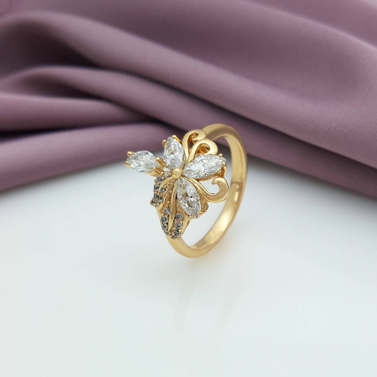 

Кольцо Цветок с миндальным цирконием, р.17, р.18, р.18,5, медсплав