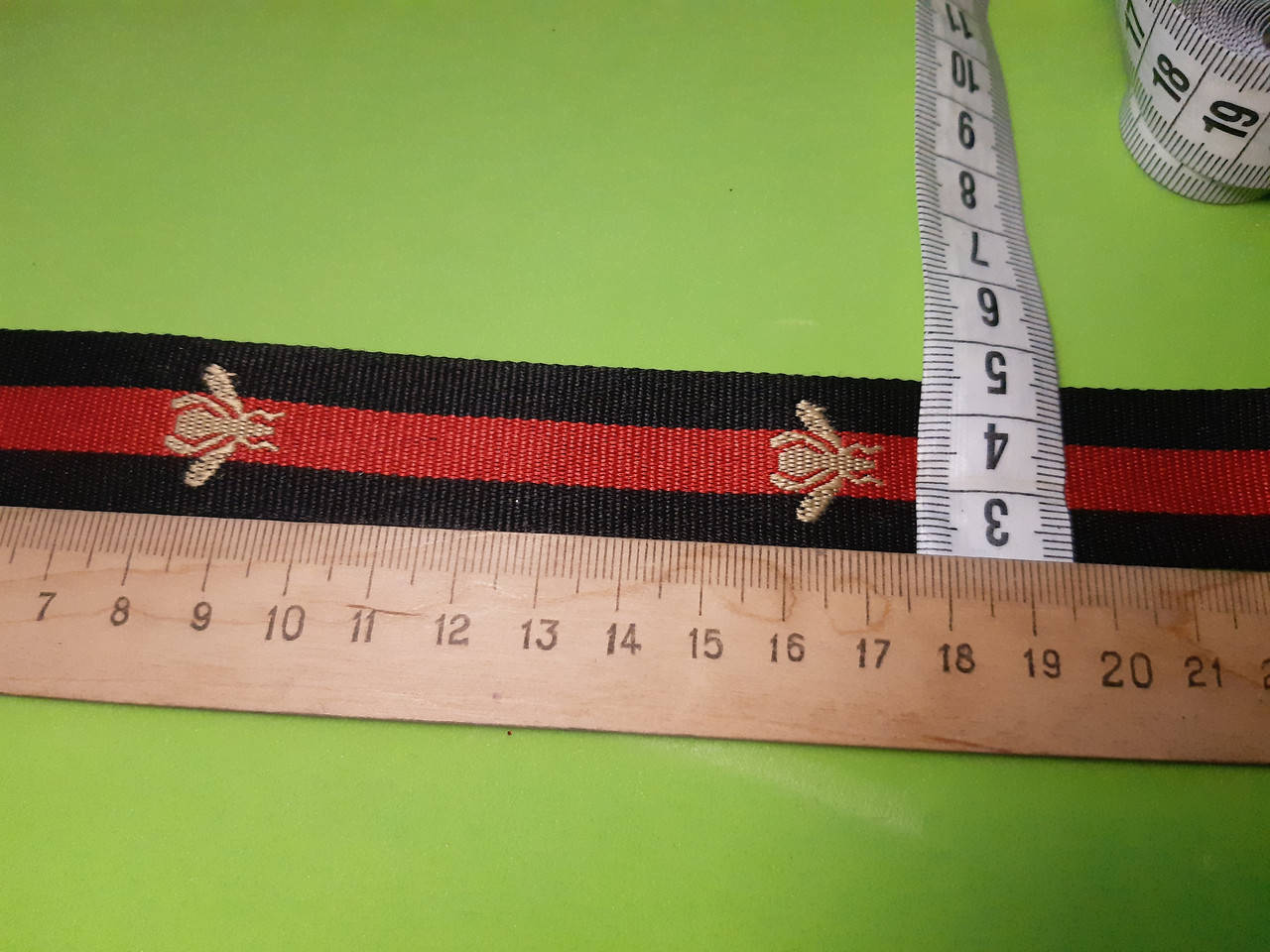 

Тесьма репс шир 2,5 см. Чёрная с красной полосой. Тканая