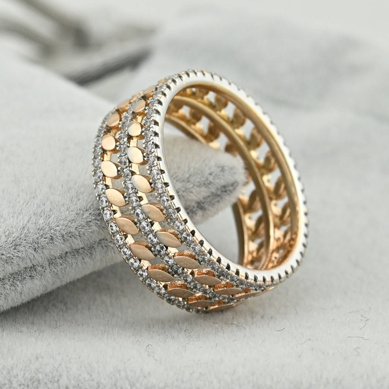 

Кольцо Сердцеедка с родированием 36878 ширина 8 мм белые фианиты позолота 18К размер 19