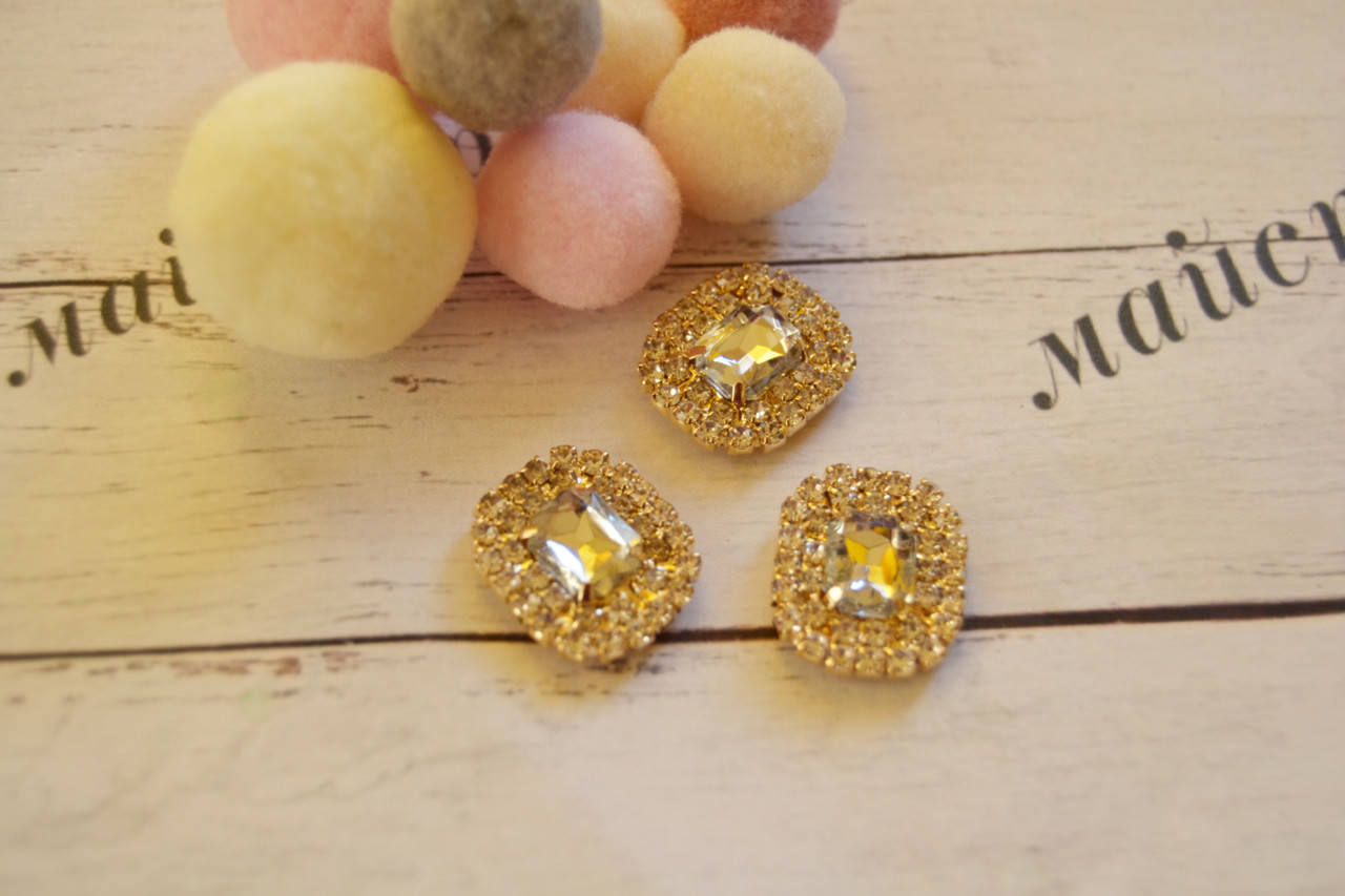 

Серединка 18*20мм, золото+стрази, колір-прозорий