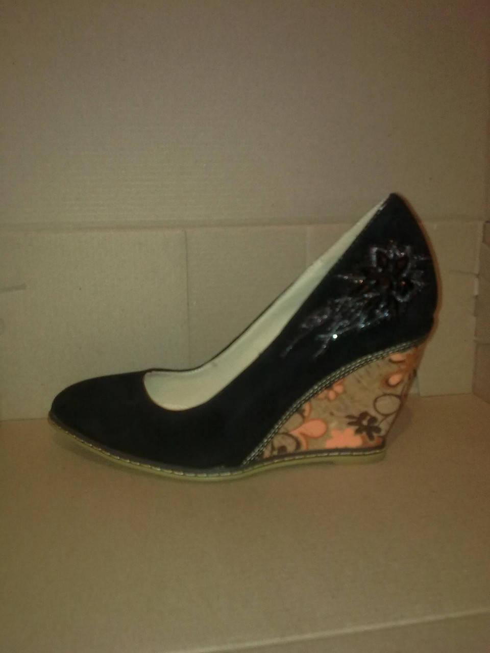 

Классические туфли на танкетке