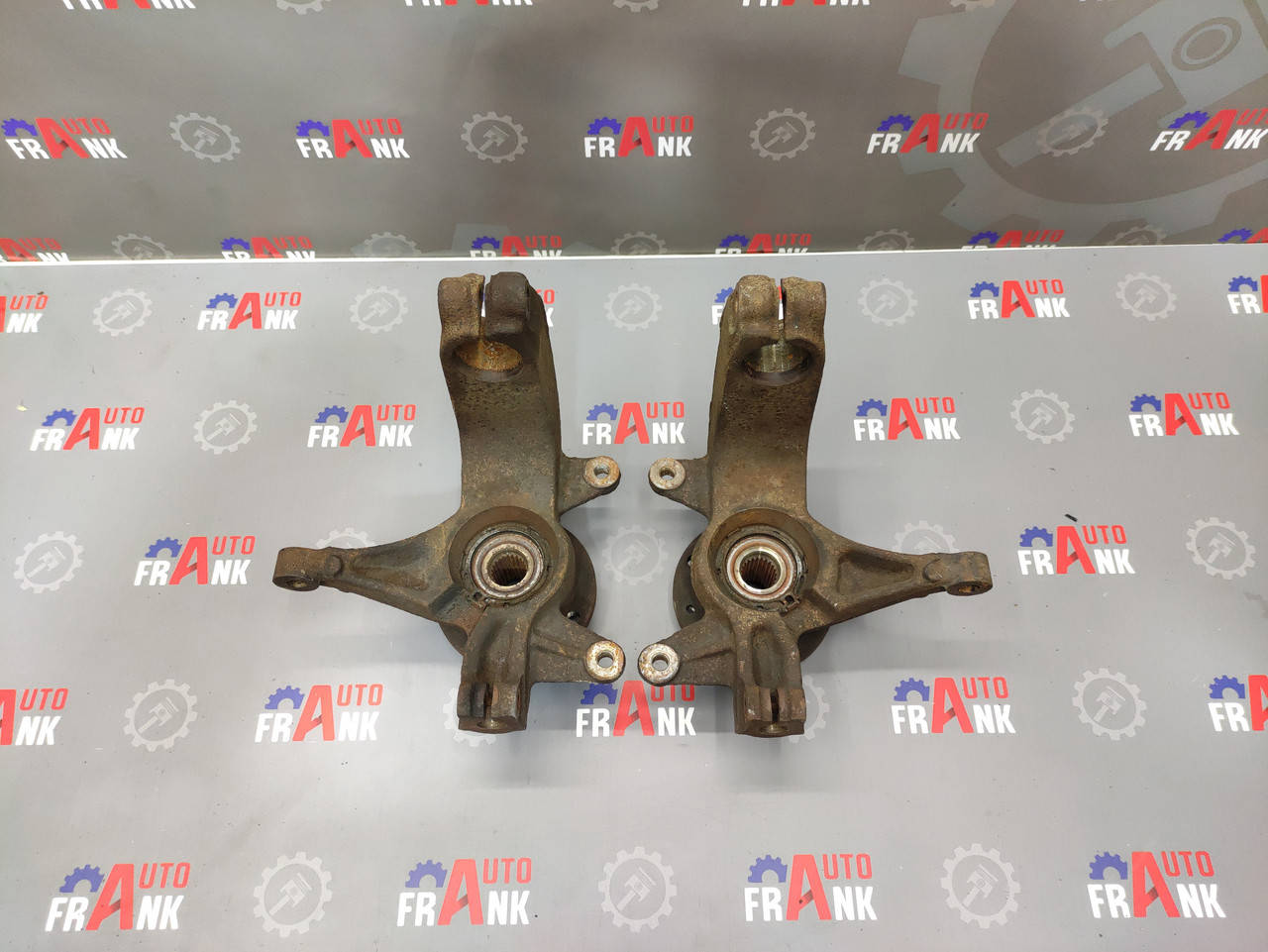 

Цапфа, поворотний кулак ,ступица 8200297028, 8200297033 для Renault Megane 2, Scenic 2