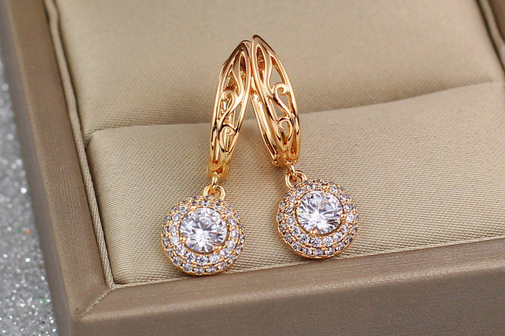 

Серьги Xuping Jewelry подвижный камень в ободке из мелких камешков 2.5 см золотистые