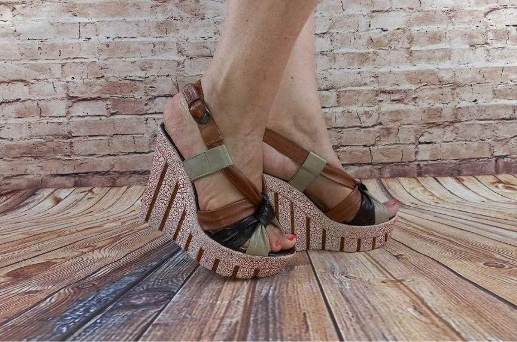 

Босоножки женские Mariposa 244-930-502 чёрно-коричневые кожа на танкетке