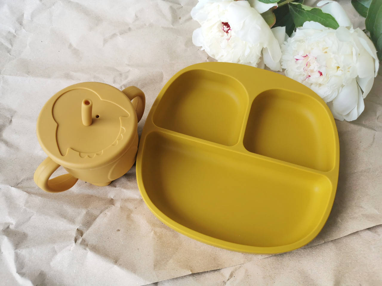 

Детская силиконовая секционная тарелка на присоске и поильник