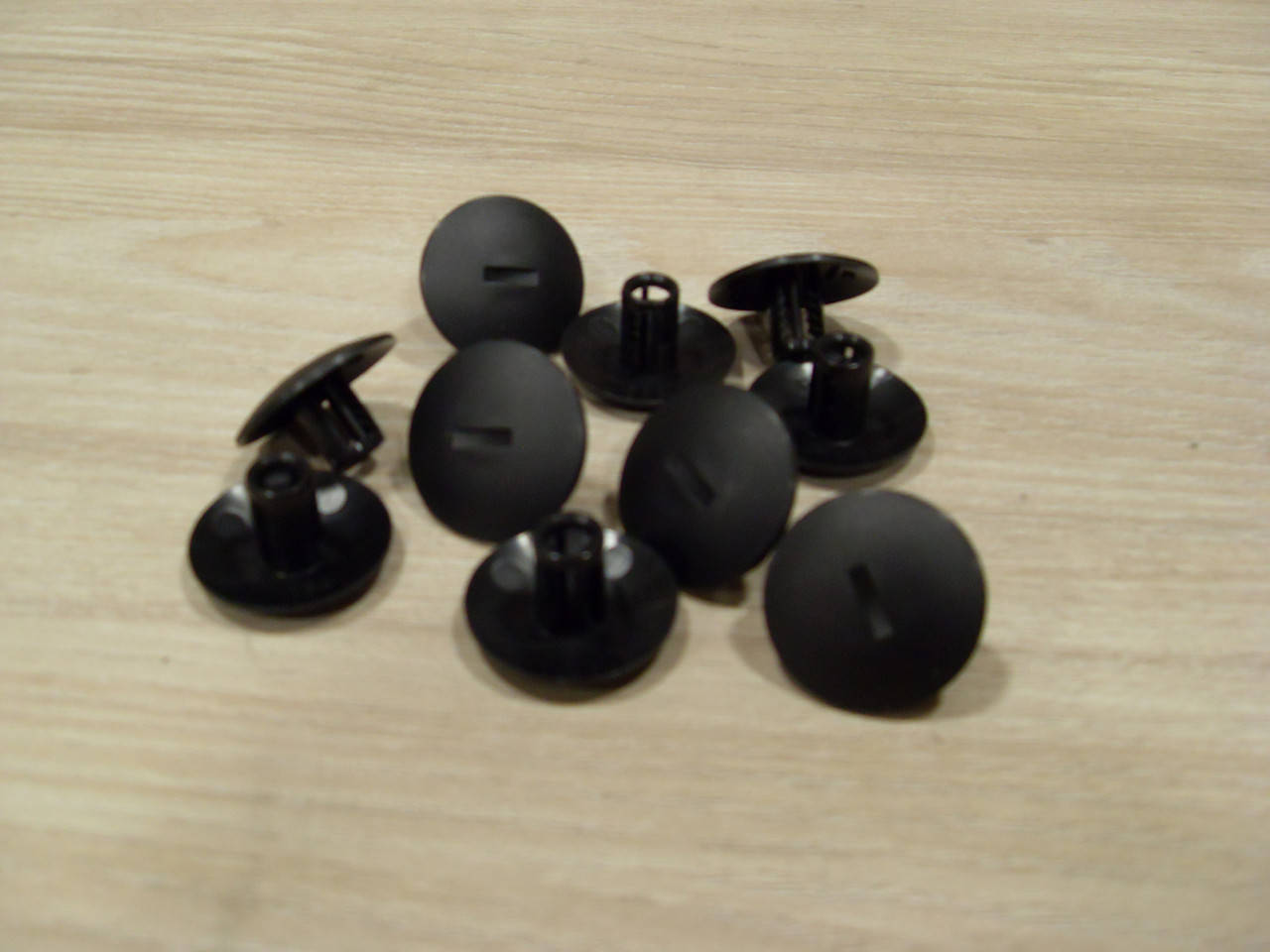 

Защелка переднего брызговика