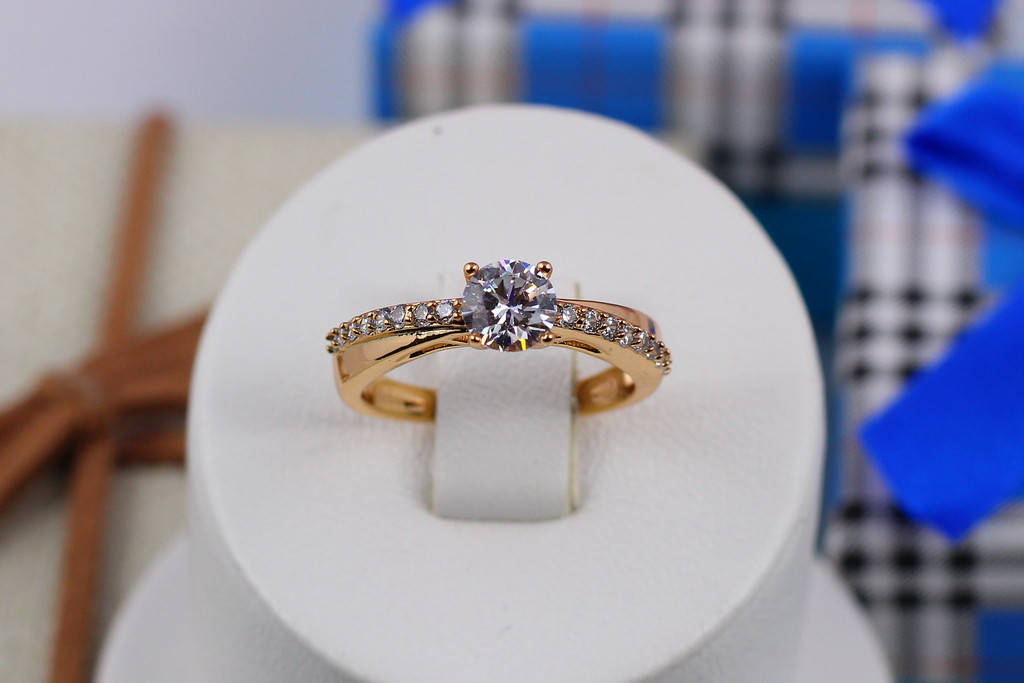 

Кольцо Xuping Jewelry возле камня зауженные бока р 17 золотистое