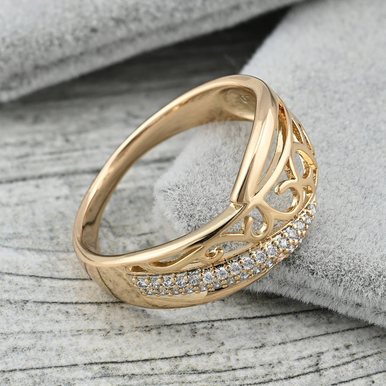 

Кольцо 35939 ширина 9 мм белые фианиты позолота 18К размер 16