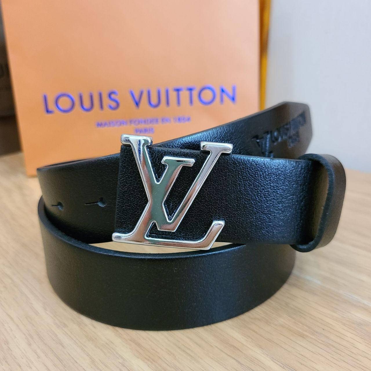 

Ремень Louis Vuitton кожаный черный, фурнитура глянцевое серебро