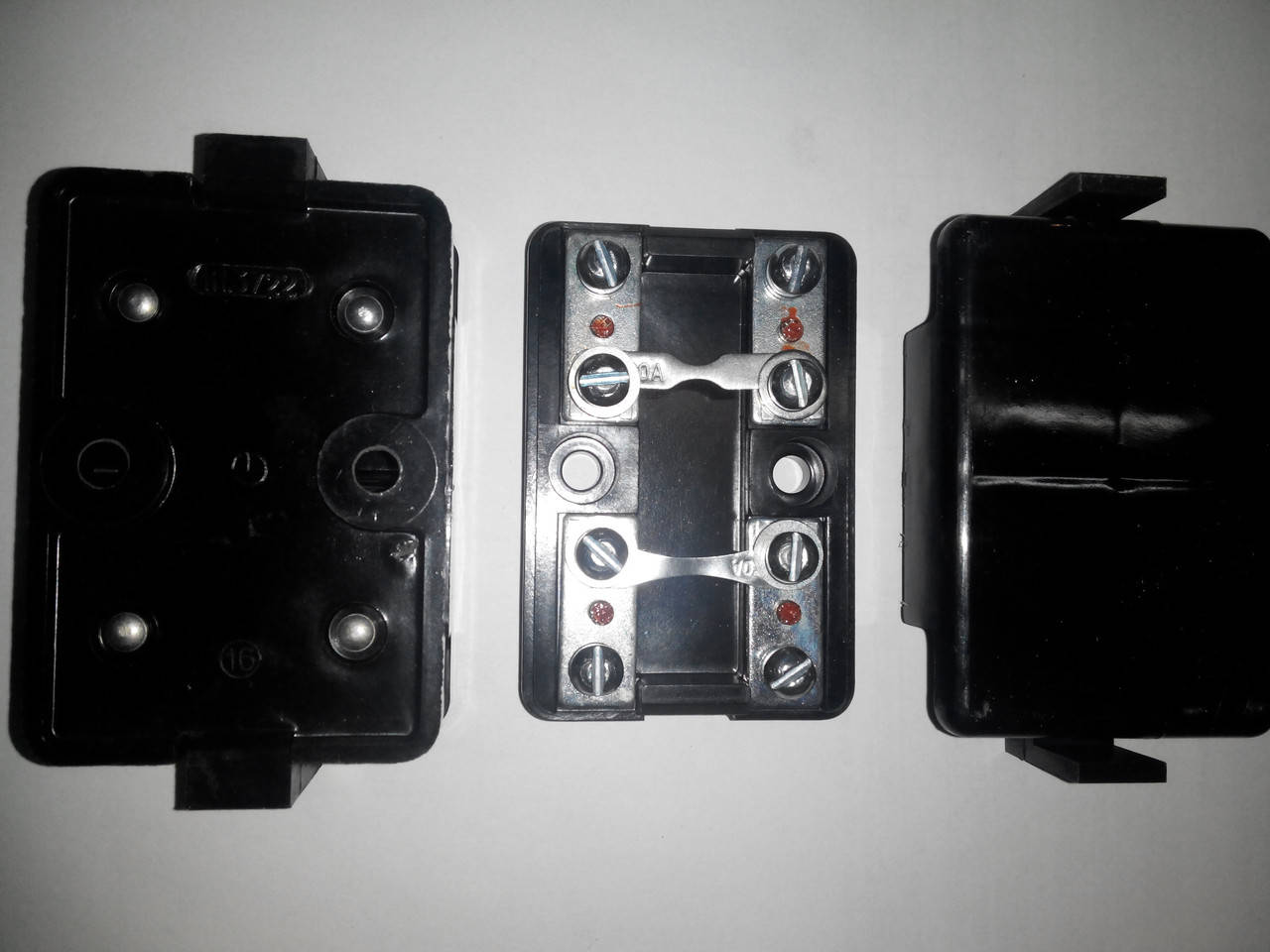 

Блок запобіжників 111.3722 ГАЗ,КАМАЗ,Трактора 12/24В(під вст. 60А/30А, вінт. М5) (вир-во "ЛЭТЗ")