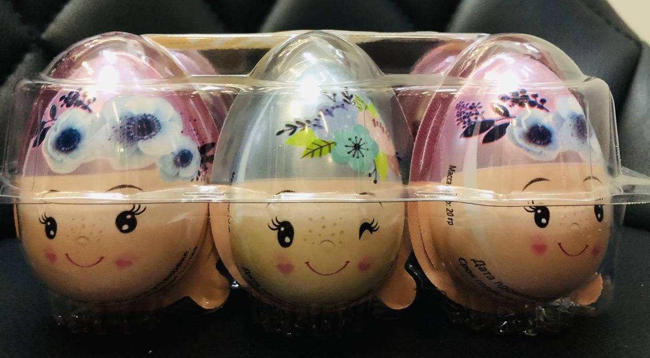 

Пластиковое яйцо с игрушкой и сахарным драже