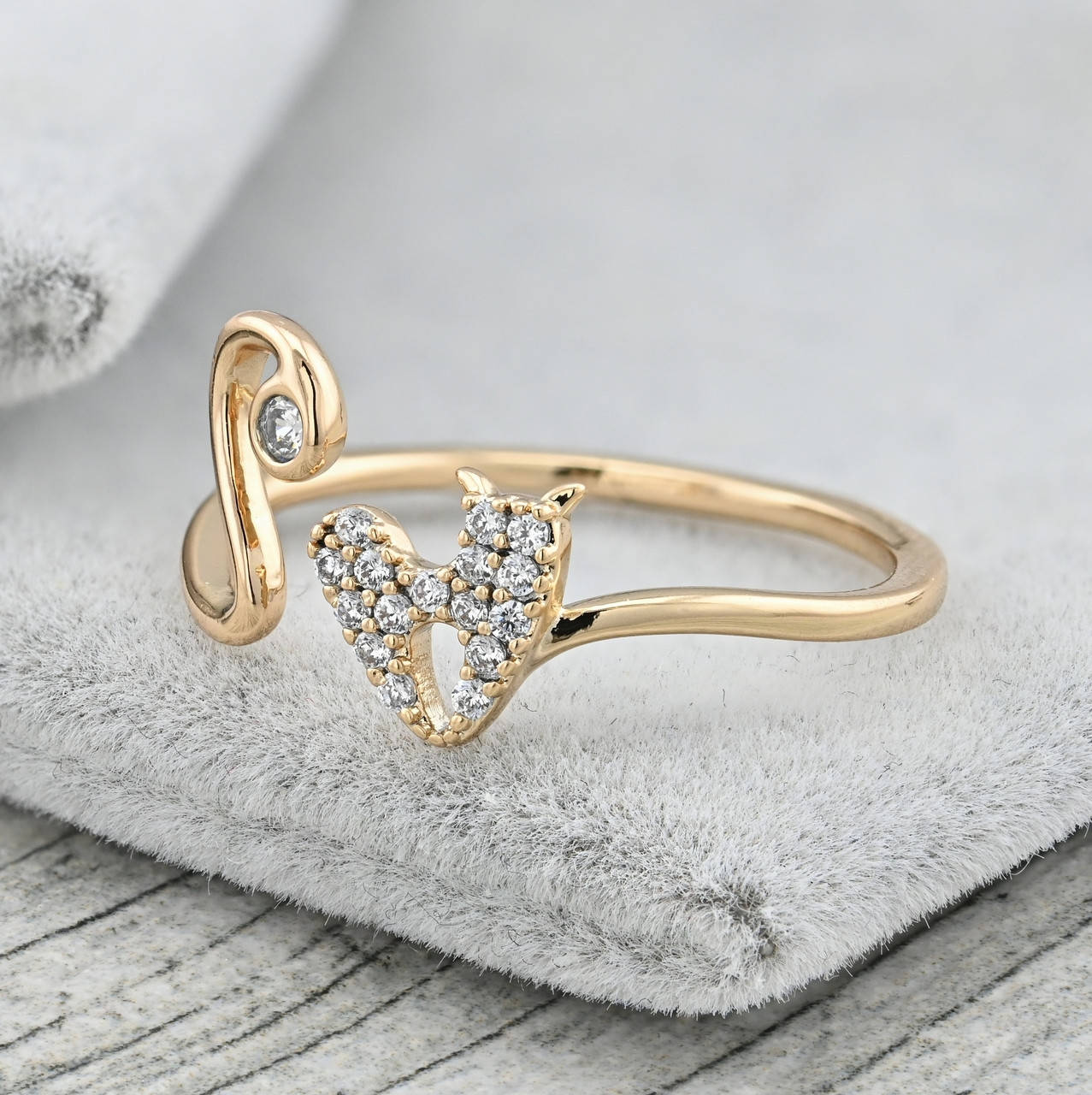 

Кольцо Xuping 35687 ширина 12 мм белые фианиты позолота 18К размер 18-19