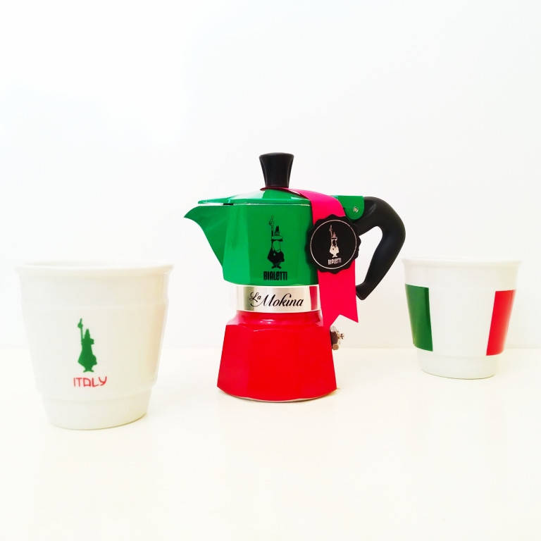 

Кофеварка гейзерная Bialetti La Mokina Italia Tricolore на 1/2 чашки (40 мл.)