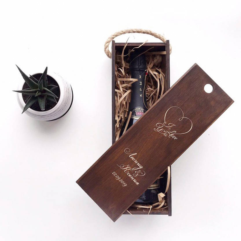 

Коробка пенал под бутылку вина/шампанского с гравировкой 100х90х320мм