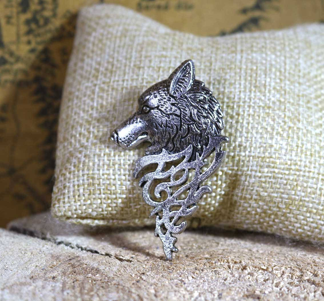 

Брошь пин волк в скандинавском стиле