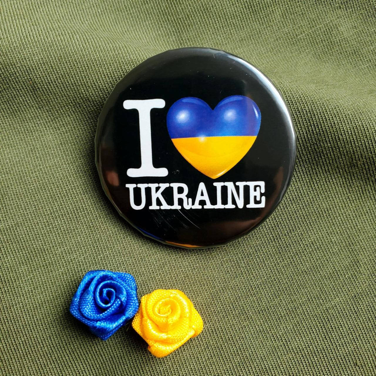 

Значок "I love Ukraine", популярный патриотический значок - сувенир из Украины