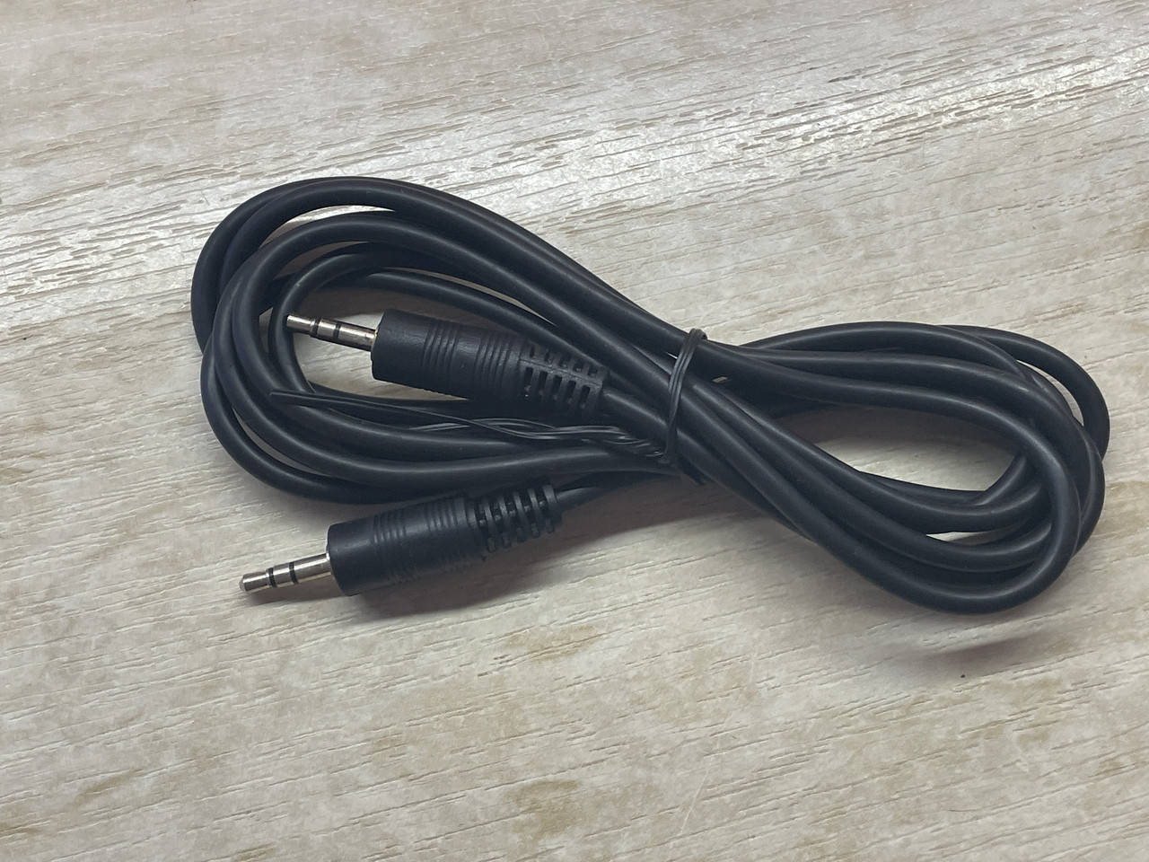 

Соединительный AUX кабель Jack 3,5 мм / Аудио кабель 3,5 мм / Длина 2 м, Черный