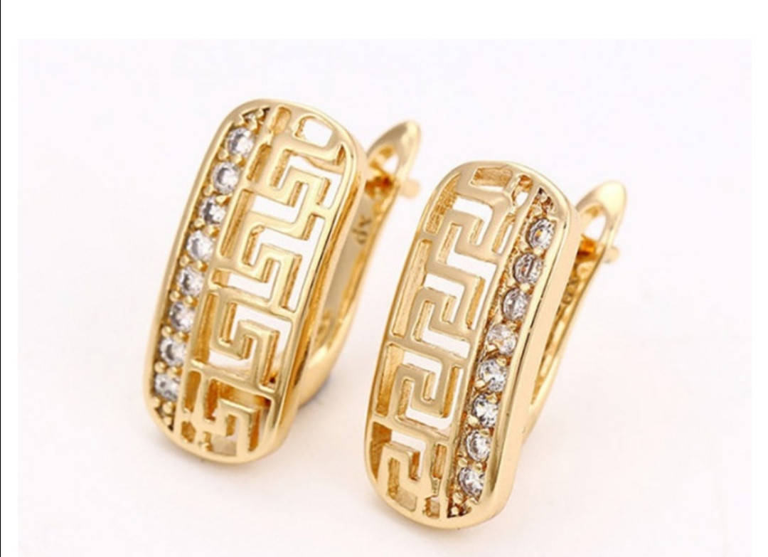 

Серьги с белыми фианитами в стиле Versace медицинское золото 18к