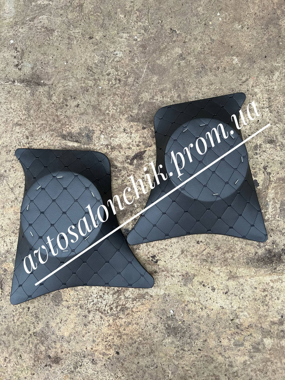 

Накладки уголки ног с подиумом на ВАЗ 2101 2102 2103 2104 2105 2106 2107 черные РОМБ с черной строчкой, Черный