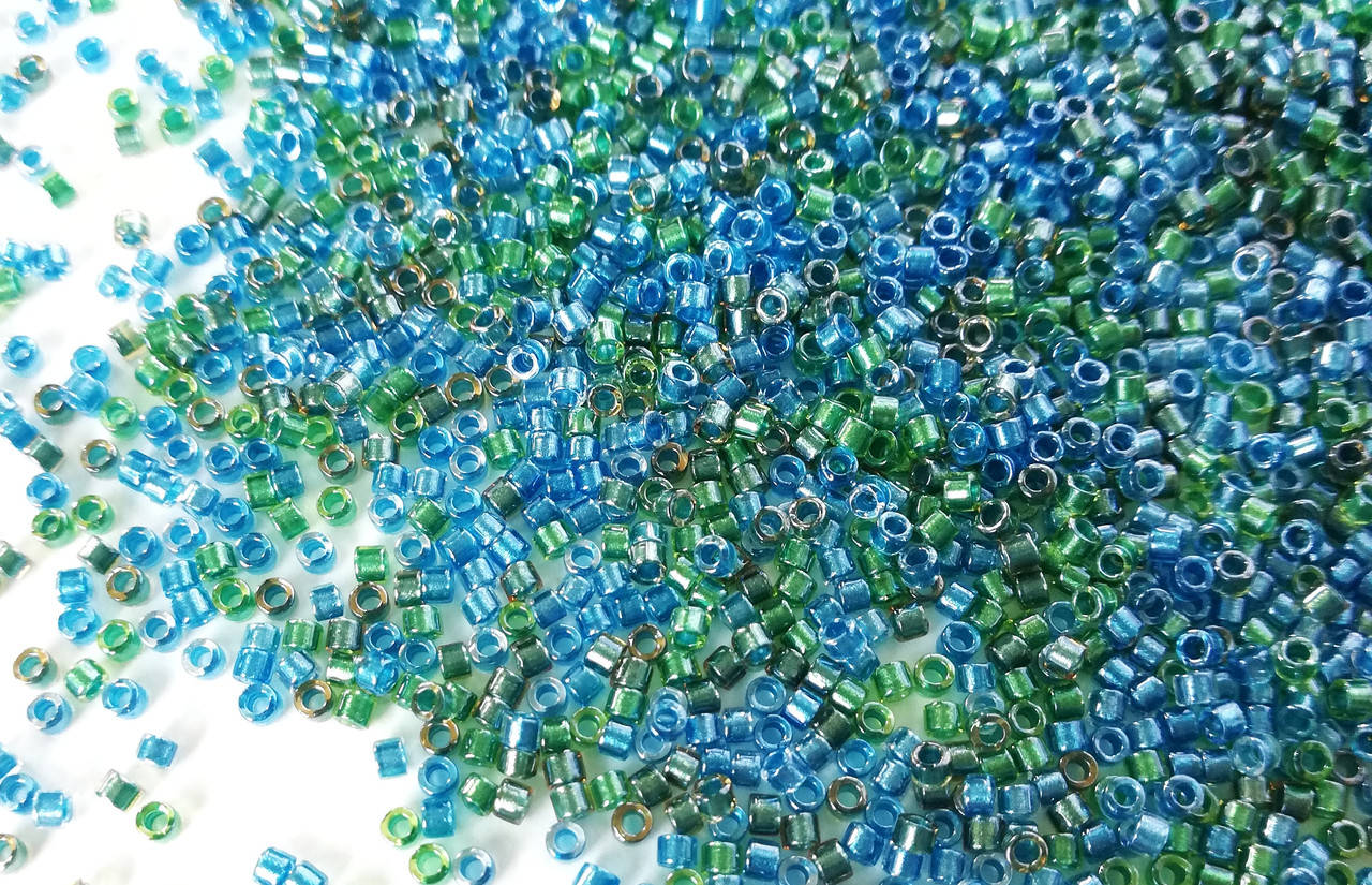 

Японський бісер Miyuki Delica 11/0 DB0985 - Lined Green-Blue Mix