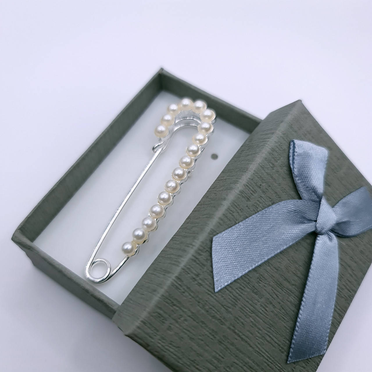 

Брошка-шпилька з перлинами 65х20мм