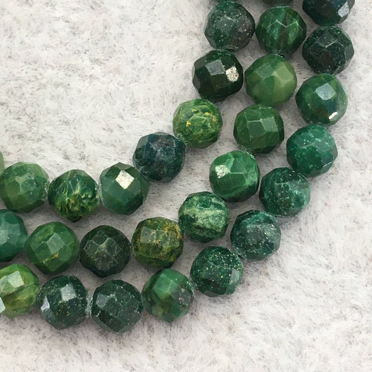 

Бусины на нитке Нефрит граненый шарик d=4мм длина 38см