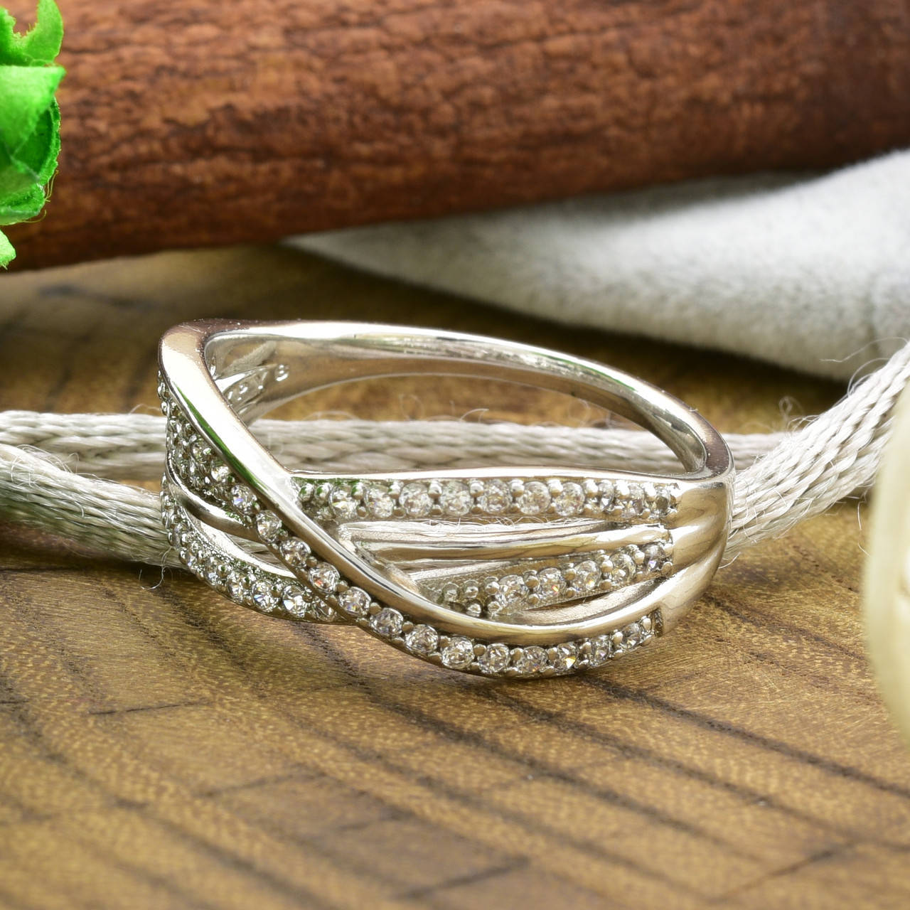 

Кольцо Xuping с 14645 ширина 8 мм белые фианиты позолота Белое золото размер 18