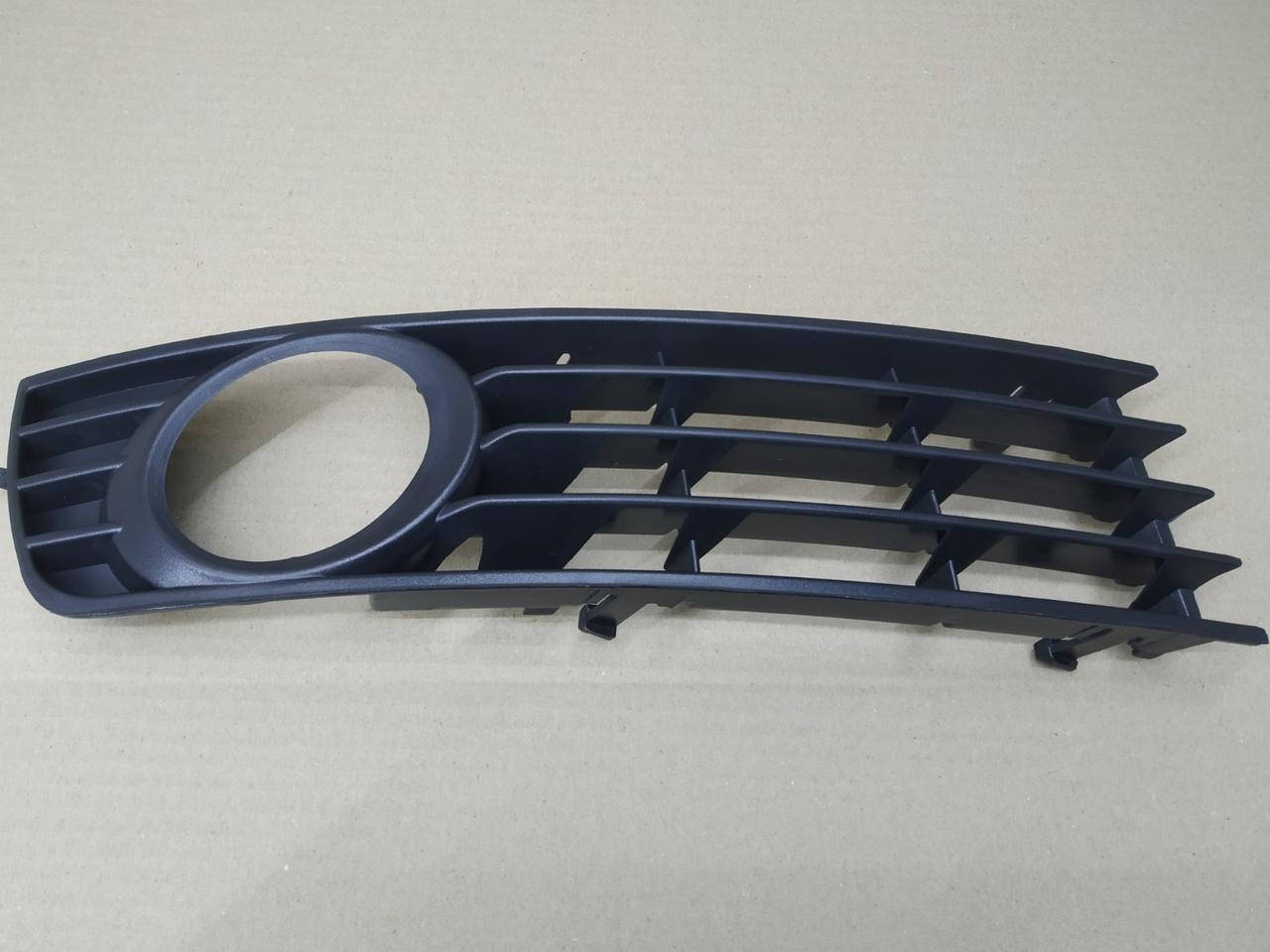 

Правая решетка Ауди A4 (B6) в бампере с отв. п/тум. / AUDI A4 B6 (2000-2005) Код: FP 0019 996