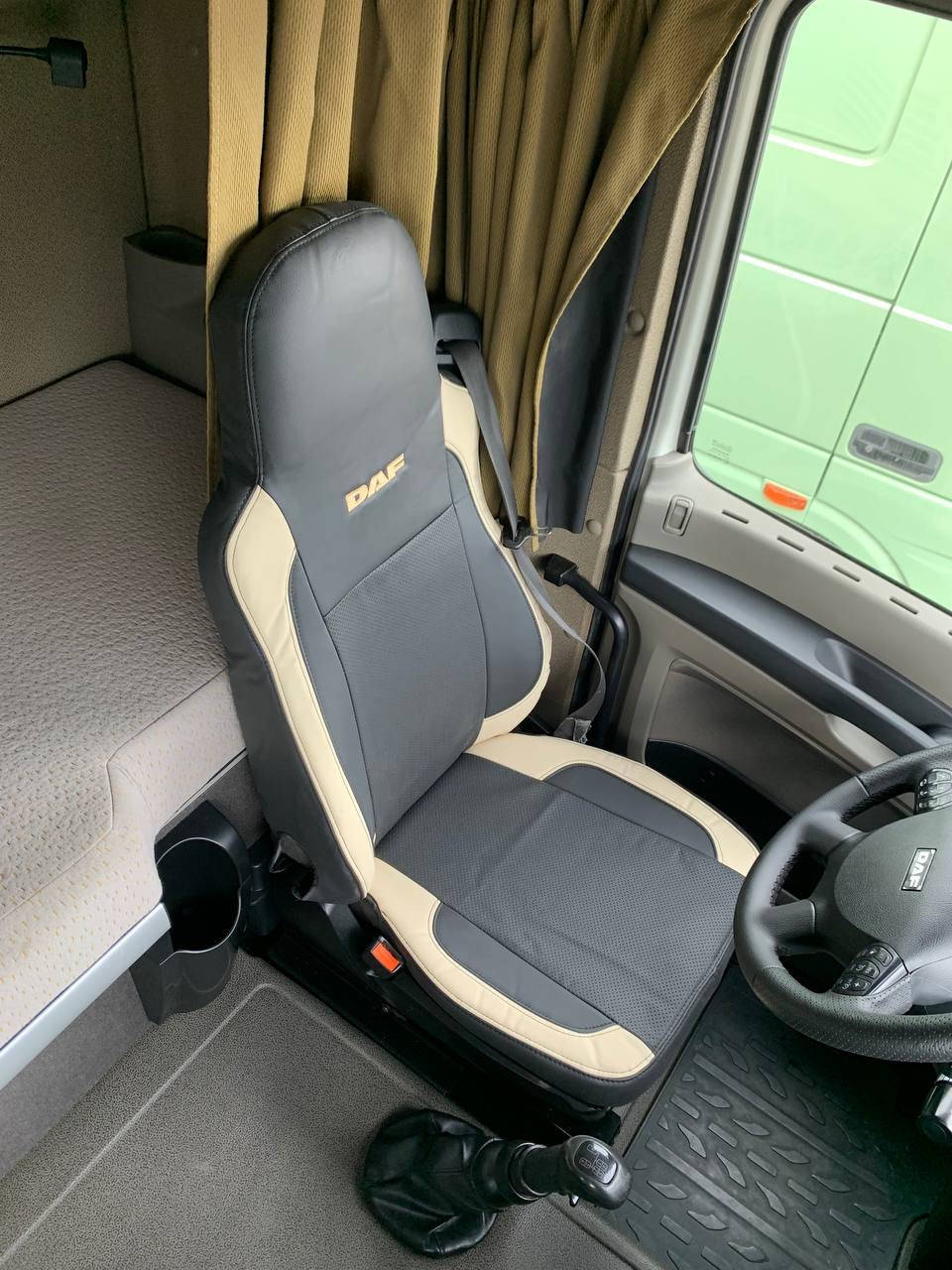 

Чехлы на сидения грузового автомобиля DAF XF 105 с еко-кожи