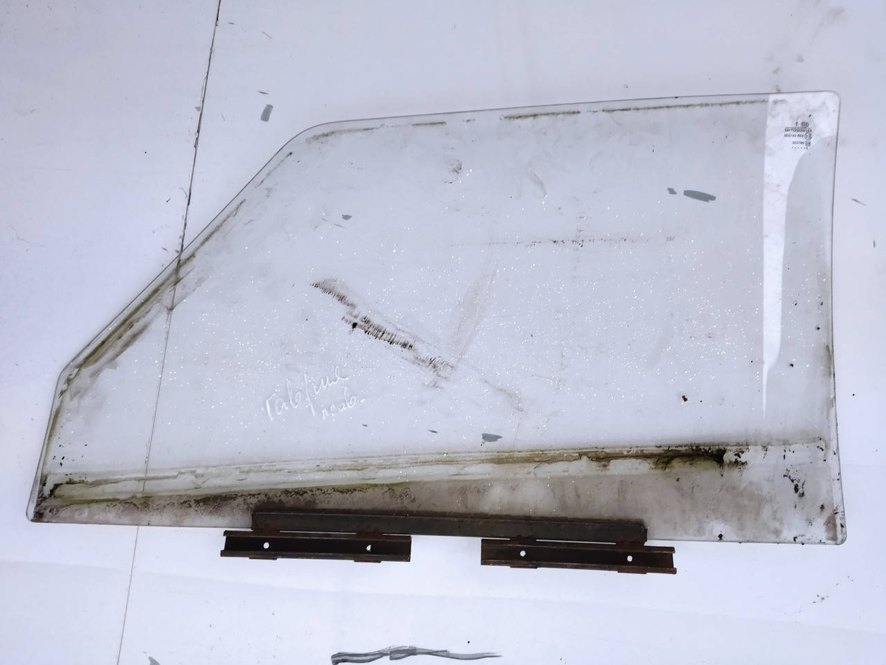 

Правое боковое стекло Таврия