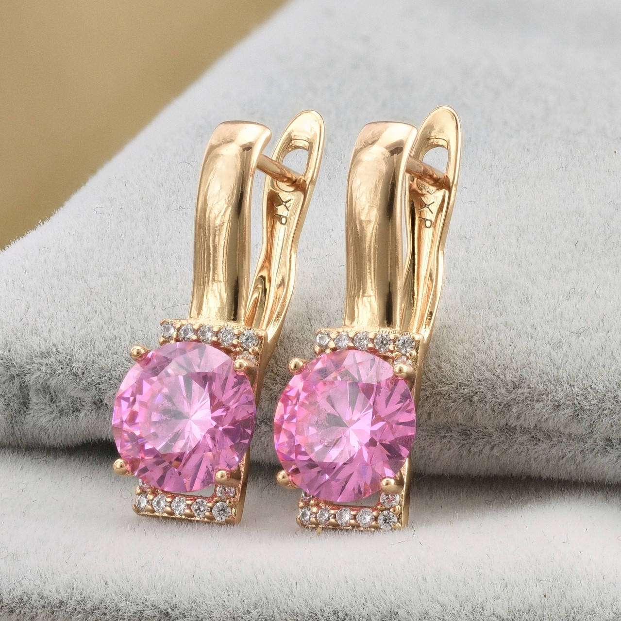 

Серьги Xuping 35367 размер 22х8 мм розовые фианиты вес 3.8 г позолота 18К