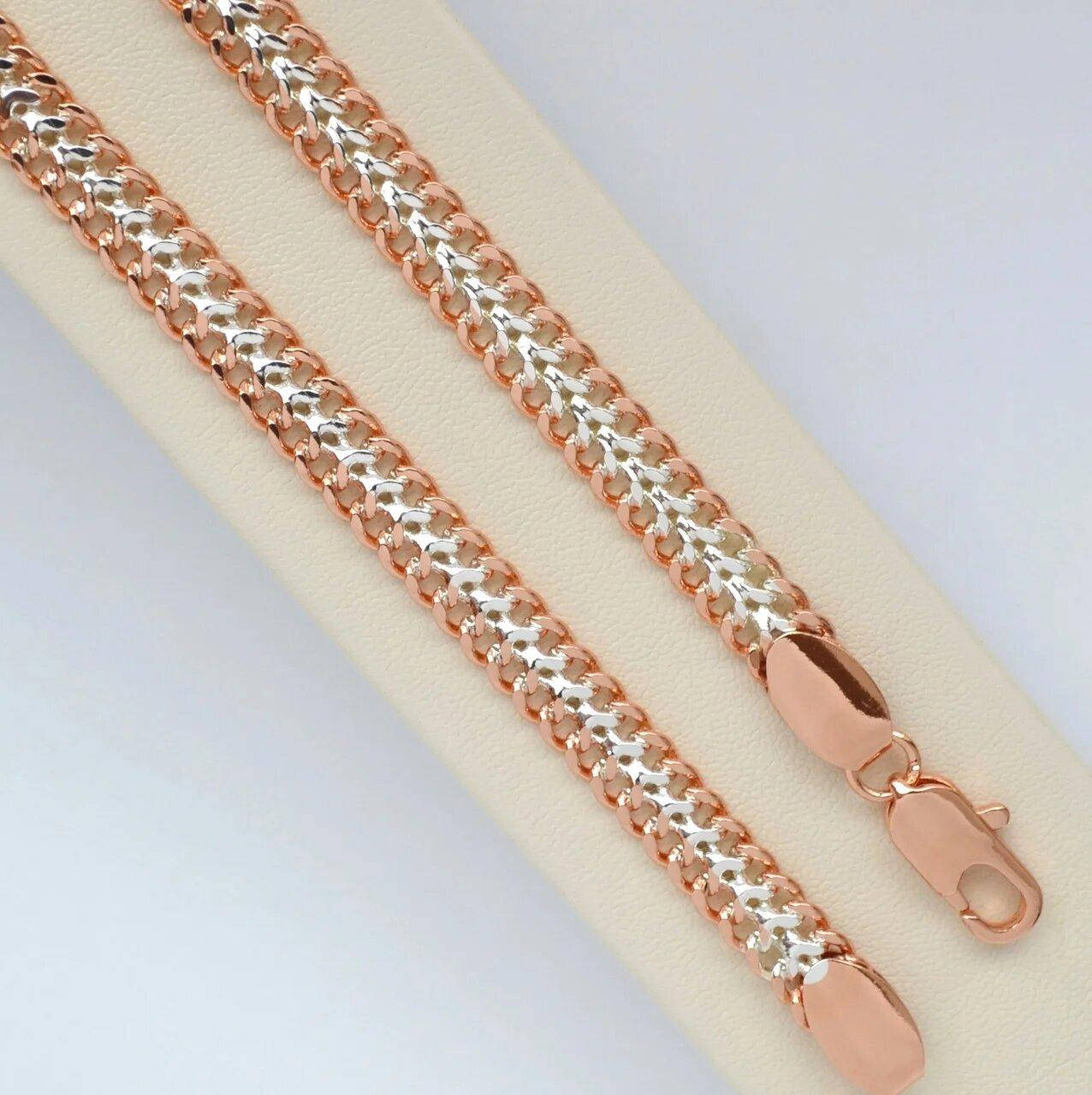 

Цепочка покрытие белым и розовым золотом 18к. плоское ажурное плетение длина 50 см. ширина 6 мм.